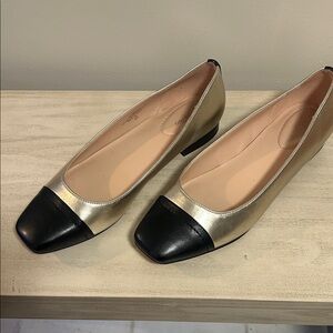 Bandolino Metallic Gold and Black Loafers